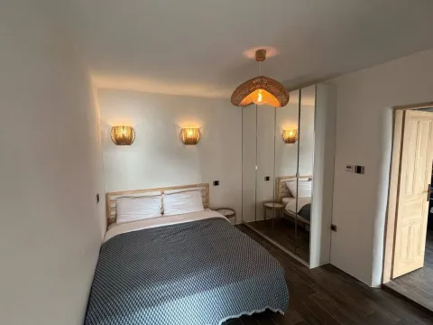 Spavaća soba sa bračnim krevetom, plakarom sa ogledalima i ukrasnom rasvjetom. - image 3