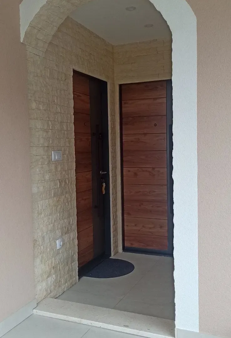 Izdavanje, jednosoban stan, 75m², Dumidran, Tivat
