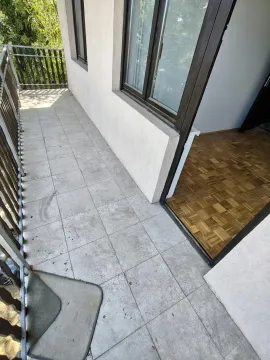 Nenamešten balkon sa popločanim podom i izlazom u sobu. - image 13