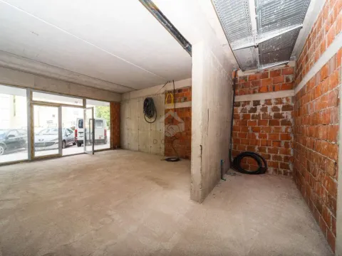 Izdavanje, poslovni prostor, 43m², Pobrežje, Podgorica - image 3