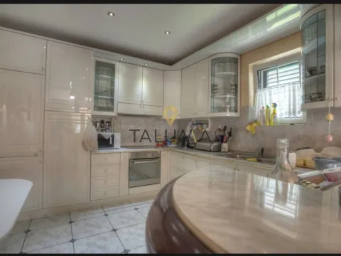 Prodaja, kuća, 930m², Tološi, Podgorica - image 8