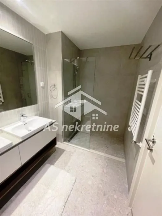 Izdavanje, četvorosoban stan, 111m², Savski Venac, Beograd