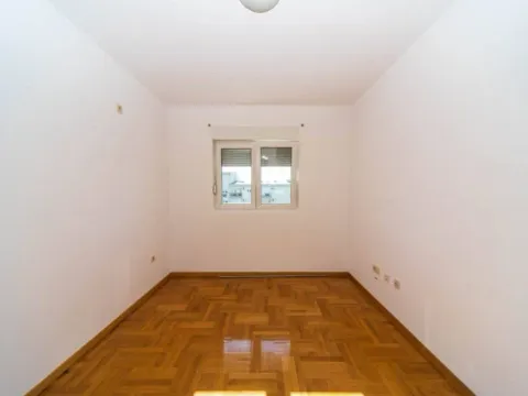 Izdavanje, jednosoban stan, 53m², Pobrežje, Podgorica - image 1