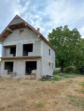 Nedovršena dvospratna kuća u izgradnji sa dvorištem. - image 4