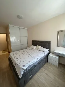 Namještena spavaća soba sa bračnim krevetom, plakarom i komodom. - image 6