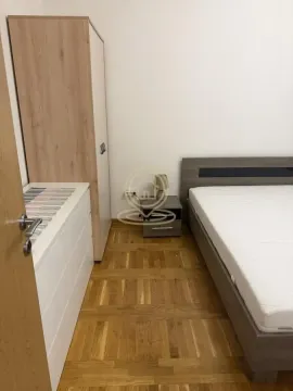 Nameštena spavaća soba sa bračnim krevetom, plakarom i parketom na podu. - image 5