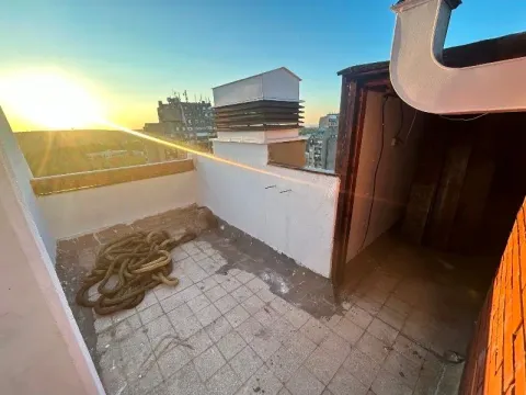 Nenameštena krovna terasa sa pogledom na grad pri zalasku sunca. - image 14
