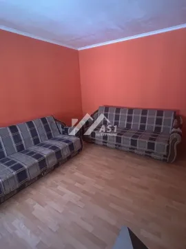 Dnevna soba sa narandžastim zidovima i dve sofe. - image 3