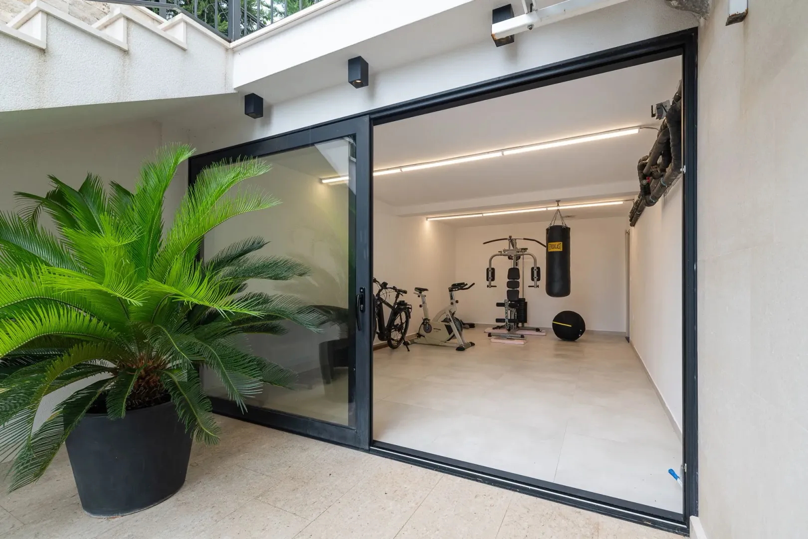 Prodaja, kuća, 250m², Blizikuće, Budva