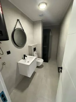Moderne kupatilo sa umivaonikom, ogledalom i toaletom. - image 7