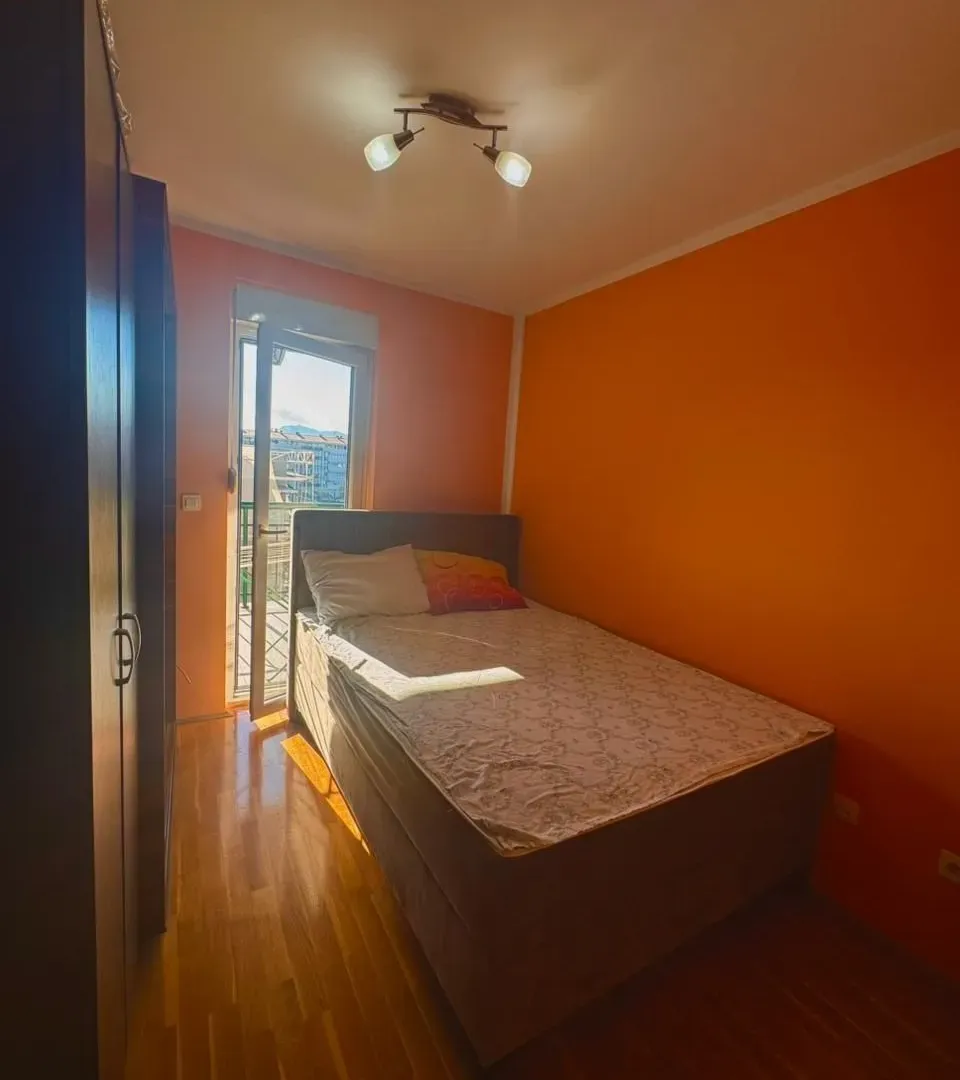 Izdavanje, jednosoban stan, 43m², Krivi Most, Podgorica
