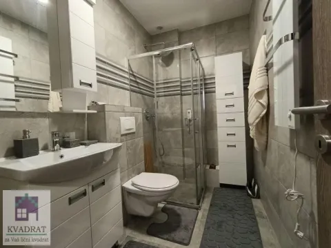 Moderno opremljeno kupatilo sa tuš kabinom, umivaonikom i ugradnom sanitarijom. - image 6