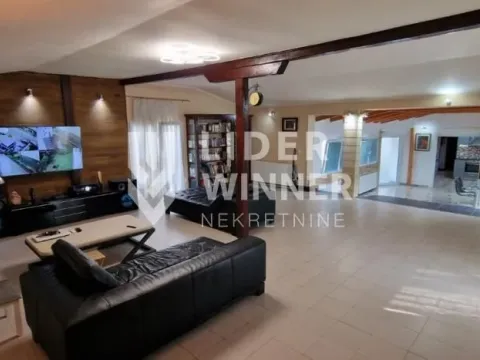 Rent, house, 190m², Žarkovo, Beograd