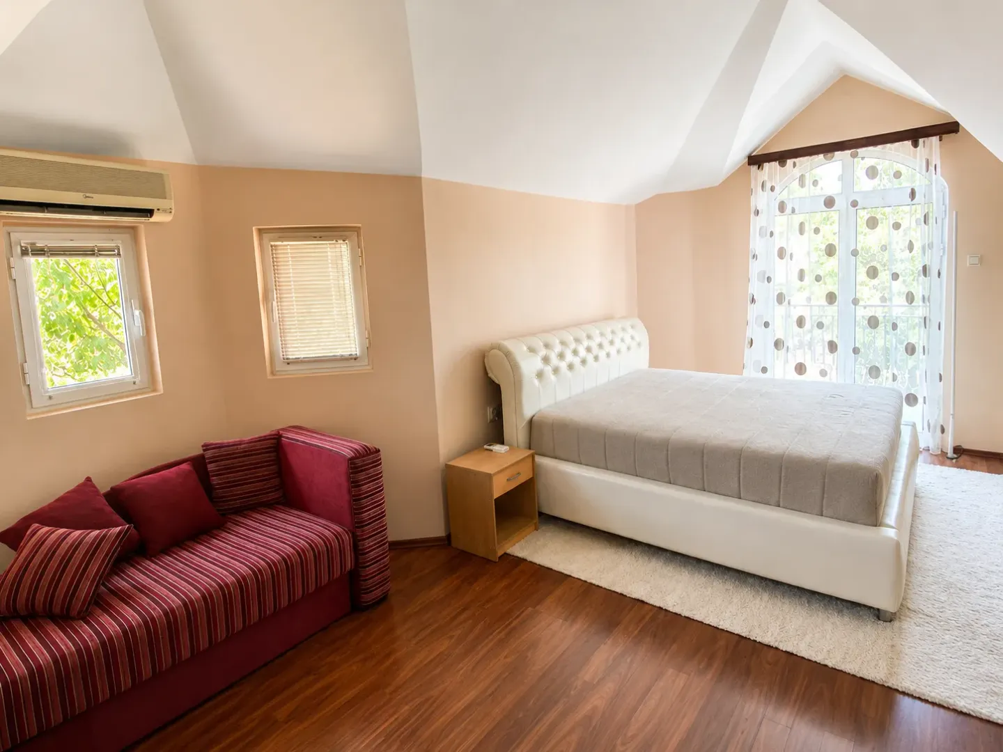 Izdavanje, kuća, 200m², Donja Gorica, Podgorica
