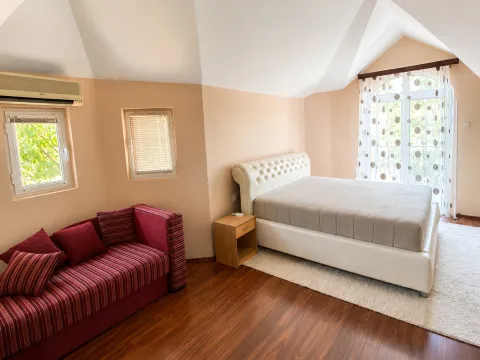 Izdavanje, kuća, 200m², Donja Gorica, Podgorica - image 15