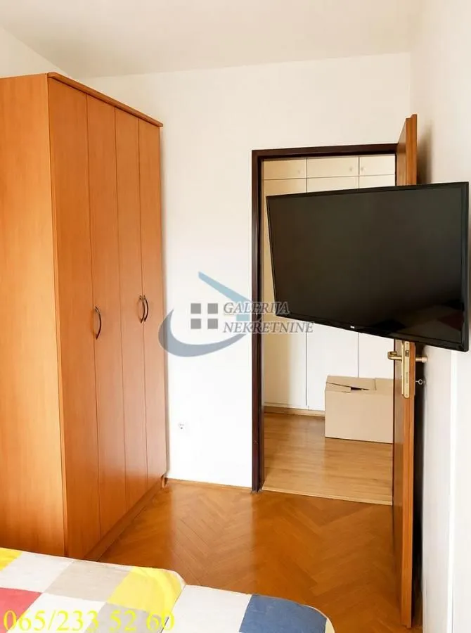 Prodaja, dvosoban stan, 72m², Centar, Inđija