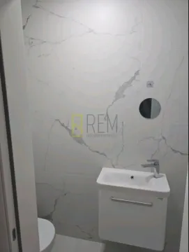 Manje moderno opremljeno kupatilo sa umivaonikom i bijelim mermernim pločicama. - image 5