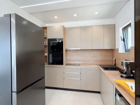 Izdavanje, kuća, 330m², Centar, Tivat - image 3