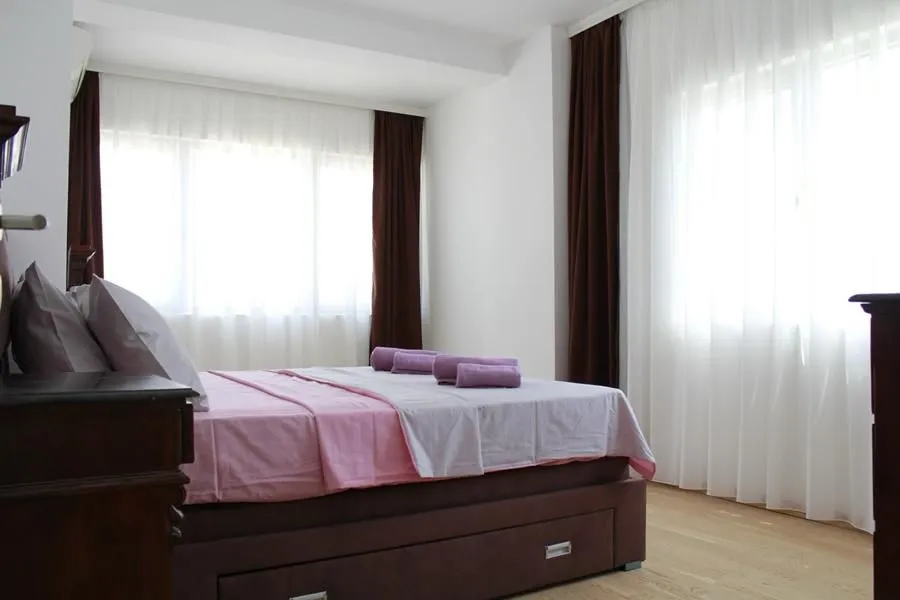 Izdavanje, trosoban stan, 120m², Centar, Budva