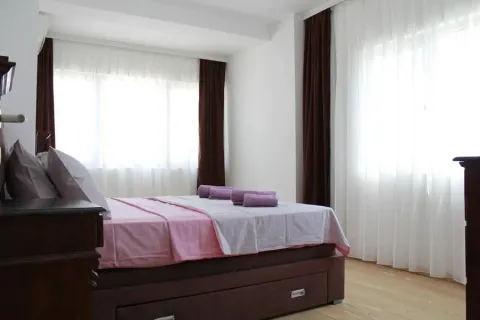 Izdavanje, trosoban stan, 120m², Centar, Budva - image 10