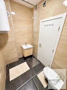 Moderno opremljeno kupatilo sa tuš kabinom, umivaonikom i WC šoljom. - image 7