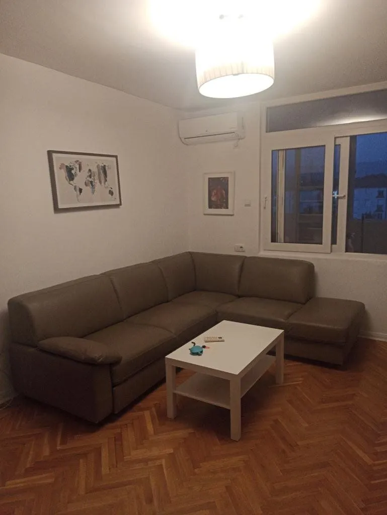 Izdavanje, dvosoban stan, 80m², Blok 6, Podgorica