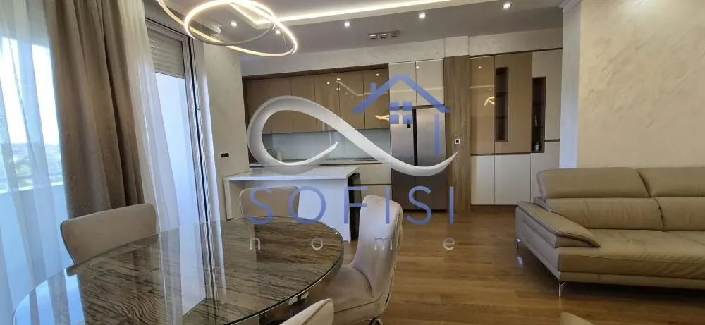 Spacious living room with a dining area and an integrated kitchen in the background.