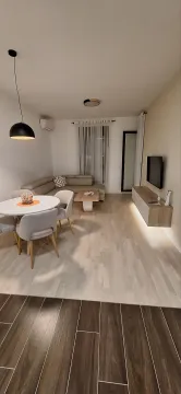 Dnevna soba sa garniturom, trpezarijskim stolom i TV komodom. - image 2