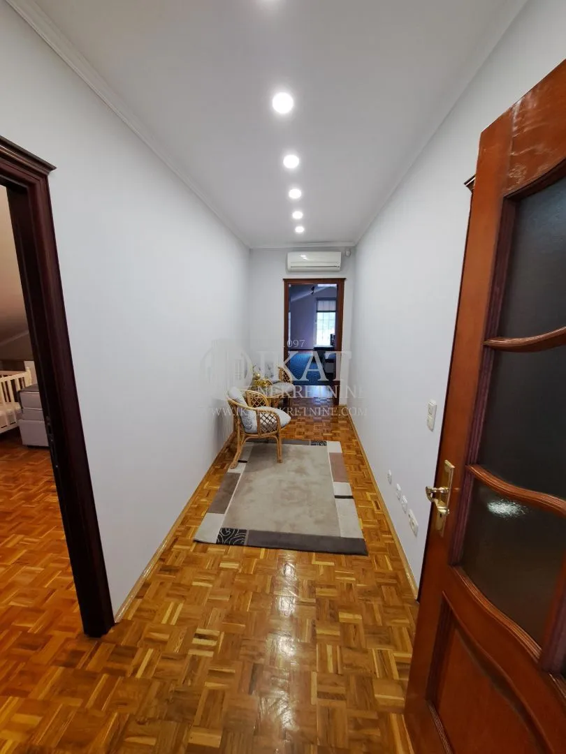 Prodaja, kuća, 250m², Novi Banovci, Stara Pazova