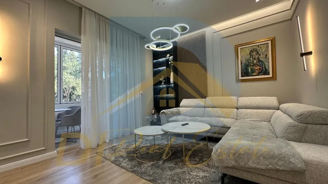 Izdavanje, dvosoban stan, 72m², Centar, Tivat