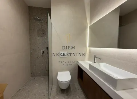 Moderno uređeno kupatilo sa tuš kabinom i umivaonikom. - image 8