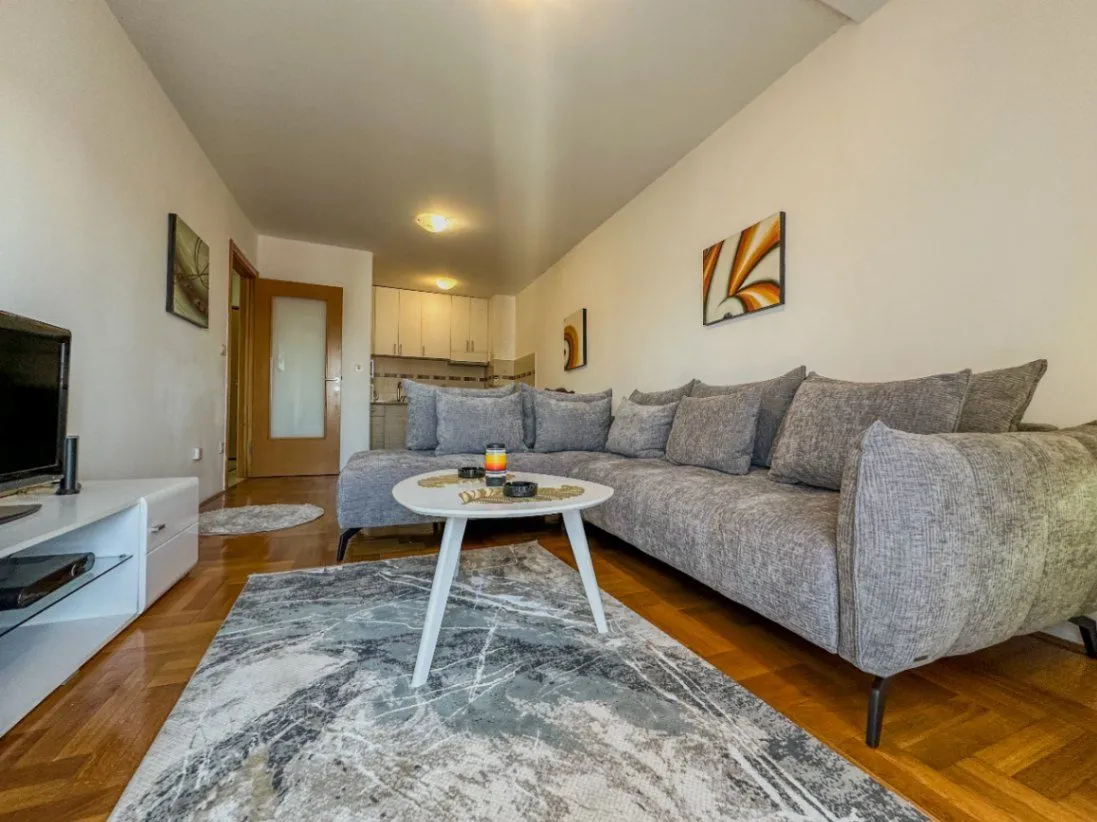 Izdavanje, dvosoban stan, 72m², Stari Aerodrom, Podgorica