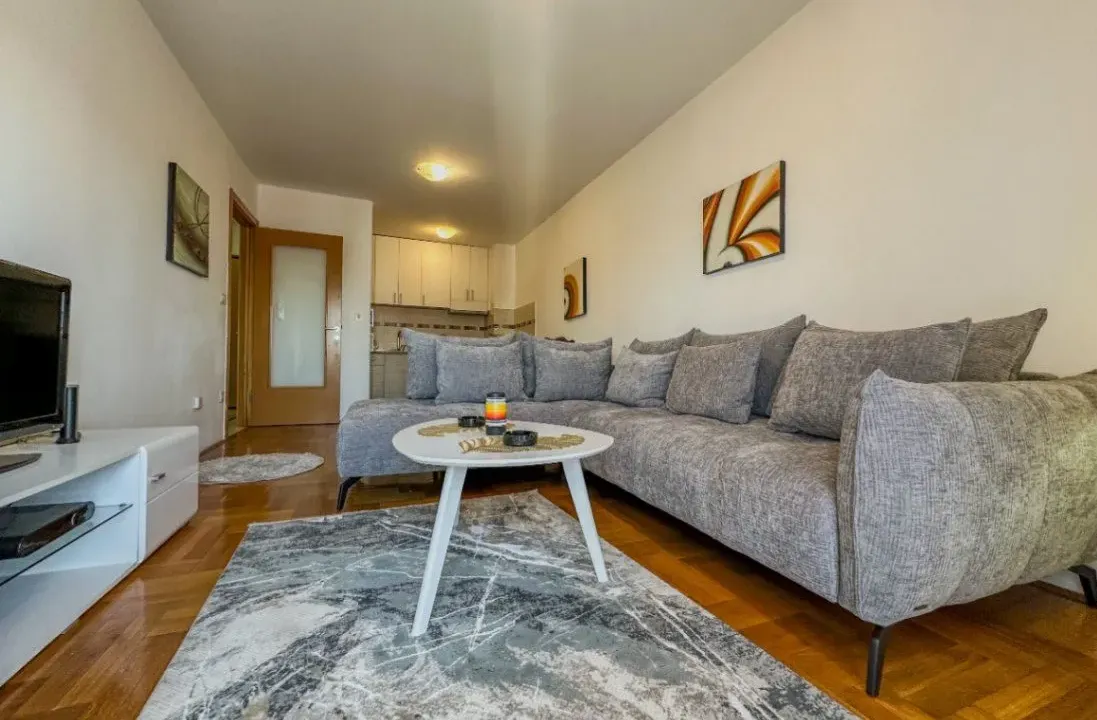 Izdavanje, dvosoban stan, 72m², Stari Aerodrom, Podgorica