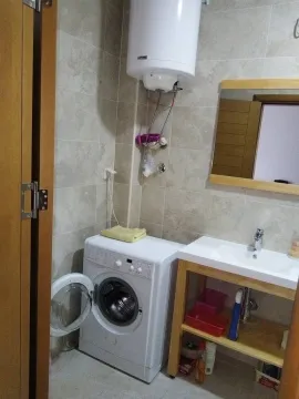 Manje kupatilo sa umivaonikom, veš mašinom i bojlerom. - image 2