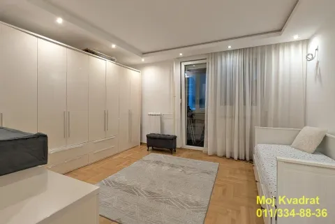 Nameštena spavaća soba sa velikim garderoberom, krevetom i izlazom na terasu. - image 10
