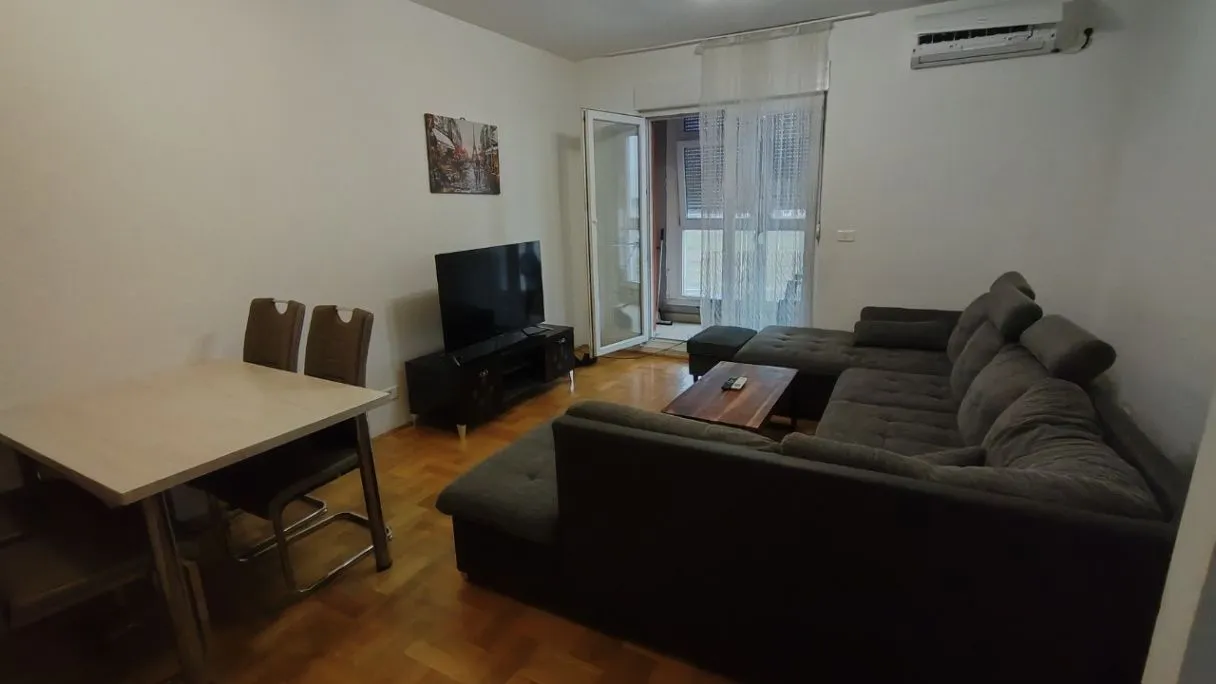 Izdavanje, jednosoban stan, 50m², Stari Aerodrom, Podgorica