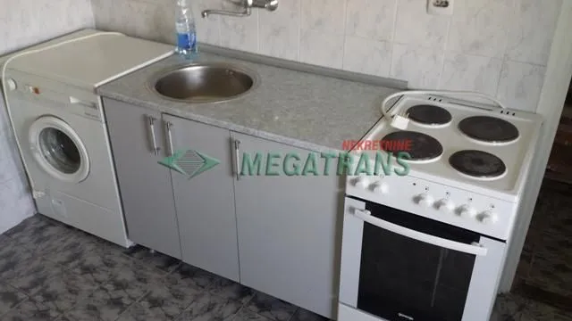 Manja kuhinja sa sudoperom, šporetom i mašinom za veš.