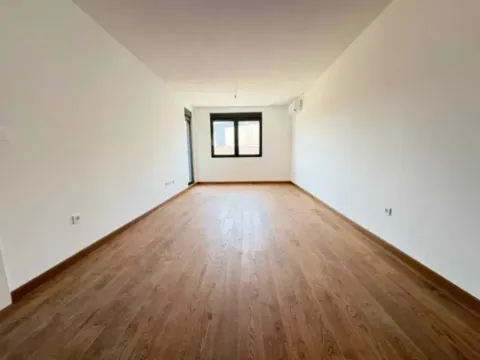 Prodaja, jednosoban stan, 50m², Tološka šuma, Podgorica - image 4