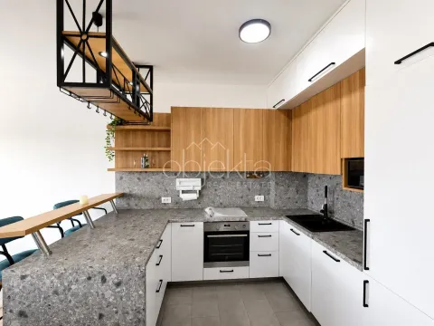 Moderna kuhinja sa drvenim elementima, radnom pločom od teraca i šankom. - image 4