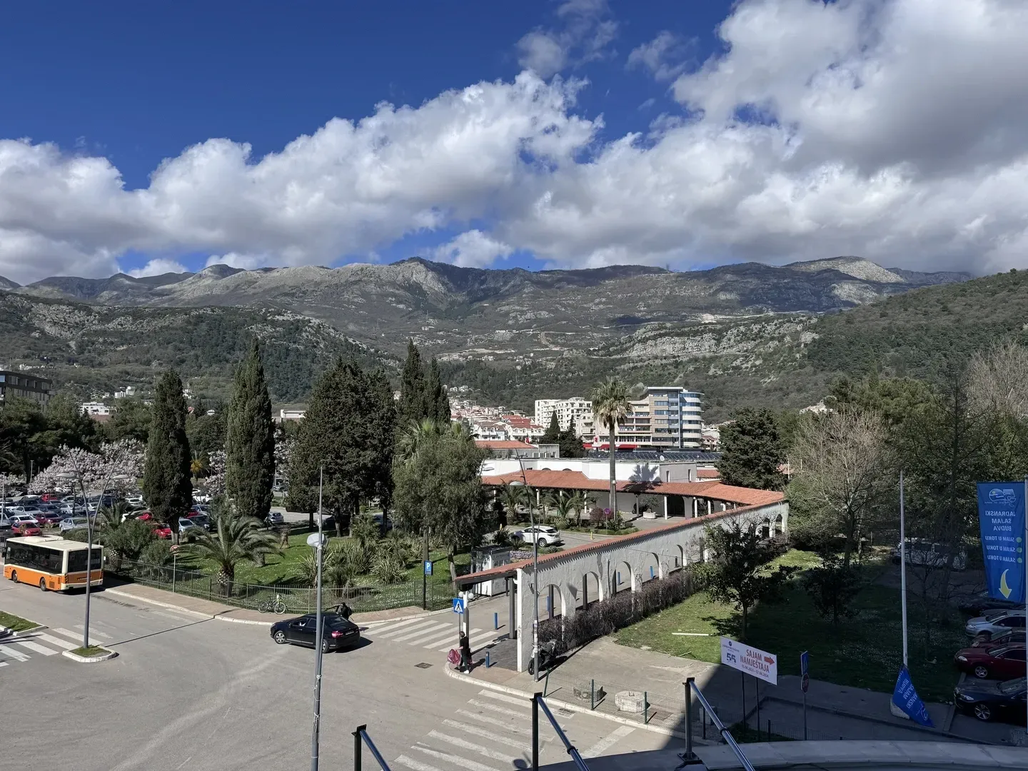 Pogled sa nekretnine na okolni gradski pejzaž i planine u pozadini.