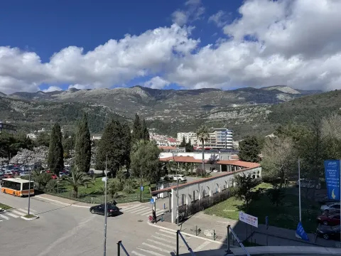 Pogled sa nekretnine na okolni gradski pejzaž i planine u pozadini. - image 15
