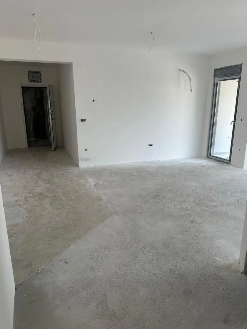 Prazna prostorija u stanju u izgradnji sa bijelim zidovima.