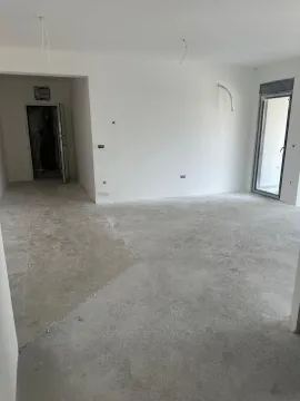 Prazna prostorija u stanju u izgradnji sa bijelim zidovima. - image 4