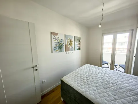 Spavaća soba sa krevetom i izlazom na terasu. - image 10