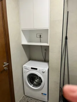 Kupatilo sa veš-mašinom i bijelim zidnim elementom. - image 12