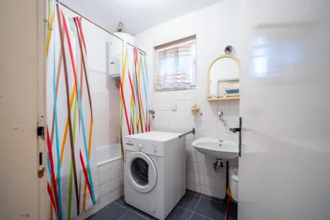 Manje kupatilo sa kadom, umivaonikom i veš mašinom. - image 15