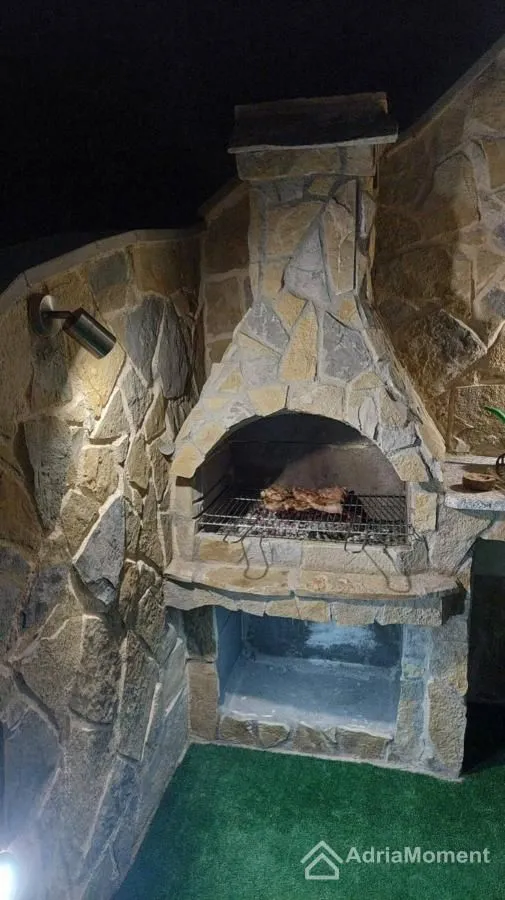 Prodaja, dvosoban stan, 83m², Kalimanj, Tivat