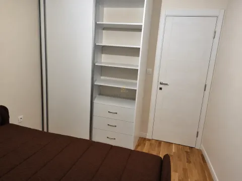 Spavaća soba sa bračnim krevetom, velikim ugradnim garderoberom i vratima. - image 7