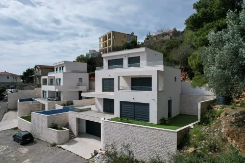 Pogled na spoljašnjost modernih vila sa bazenima i uređenim dvorištem. - image 25