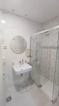 Moderno opremljeno kupatilo sa tuš kabinom i umivaonikom. - image 7
